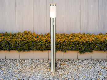 LED Wegeleuchte mit Bewegungsmelder & Steckdosen in Silber, H 110cm