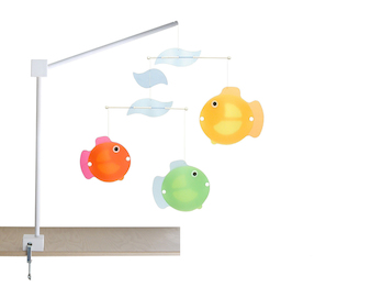 Universal XL Mobilehalter Holz weiß gelaugt, mit fröhlichem Mobile bunte Fische