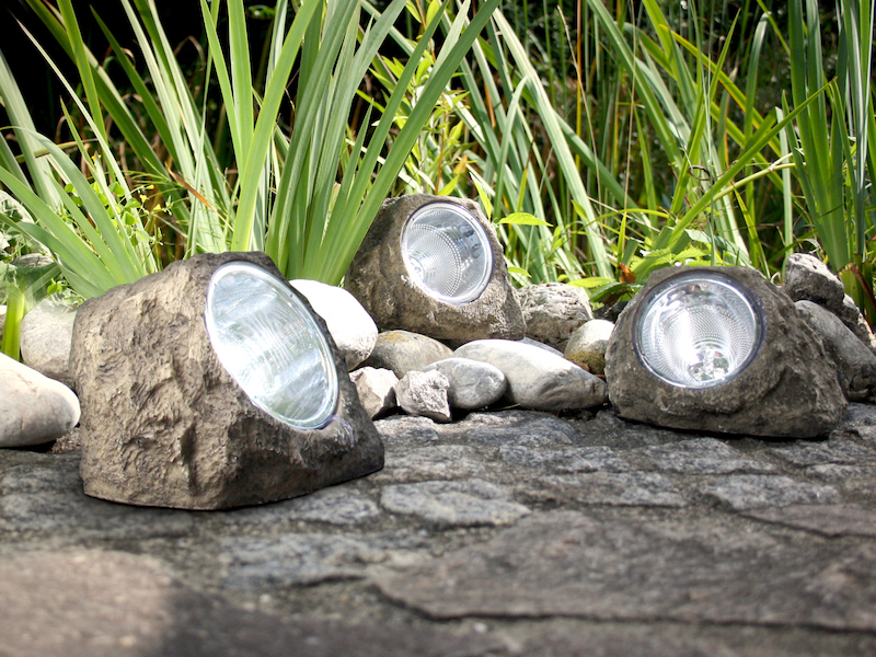 2x LED Gartendeko Solarleuchten in Steinoptik aus grauem Kunststoff