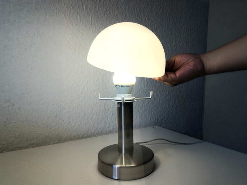 Kleine Tischlampe WARIN mit E14 Glasschirm Weiß per Touch dimmbar, Höhe 21cm