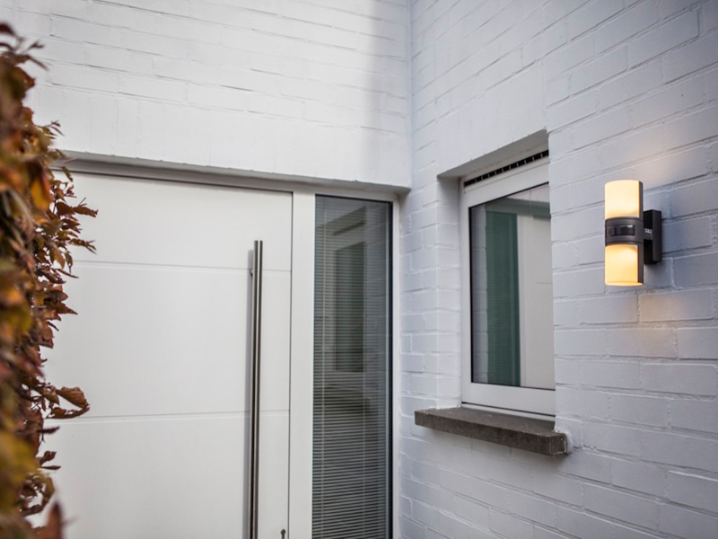 Schwenkbare LED Außenwandlampe CYRA aus ALU mit 2 Lichtköpfen & Bewegungsmelder