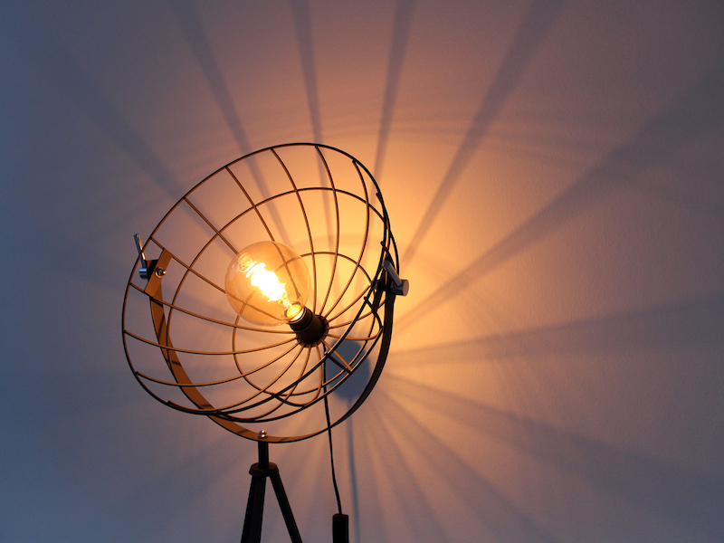Retro Stehleuchte LED GRID schwenkbarer Gitterschirm aus Metall Anthrazit, 146cm