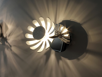 Einflammige LED Wandleuchte BLOOM aus Metall in Blattsilber mit Blumen Motiv