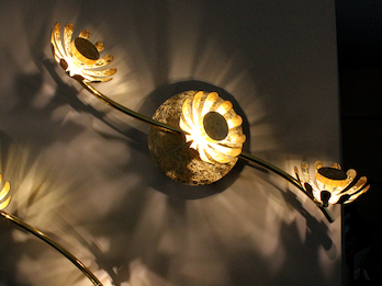 Dreiflammige LED Deckenleuchte BLOOM aus Metall in Blattgold mit Blumen Motiv