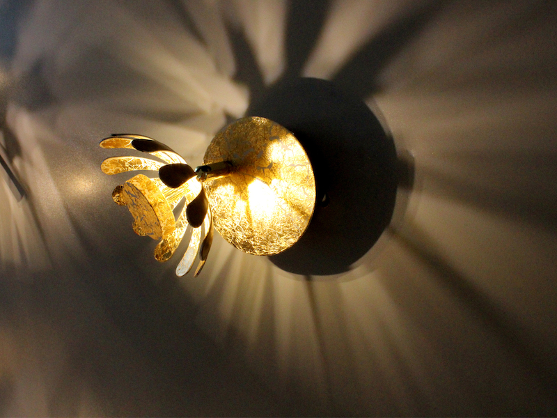 Einflammige LED Wandleuchten im 2er SET aus Metall in Blattgold mit Blumen Motiv