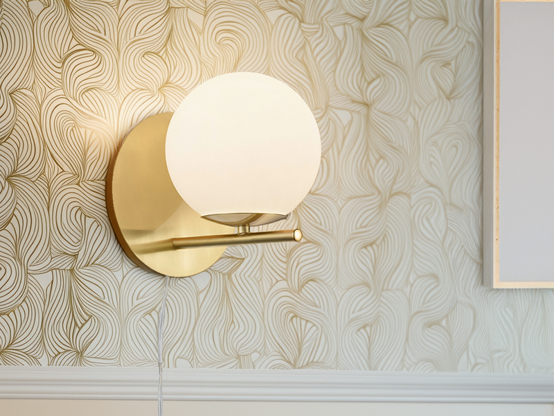 Wandlampe PURE mit Schalter, Kabel und Stecker, Glaskugel Weiß, Höhe 21cm