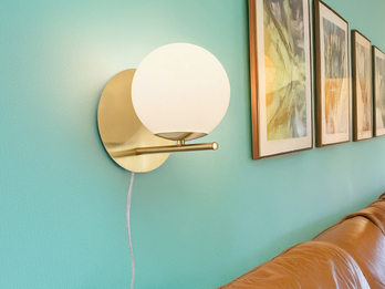 Wandlampe PURE mit Schalter, Kabel und Stecker, Glaskugel Weiß, Höhe 21cm