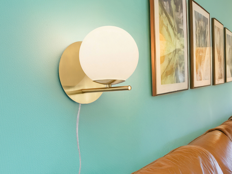 Wandlampe PURE mit Schalter, Kabel und Stecker, Glaskugel Weiß, Höhe 21cm