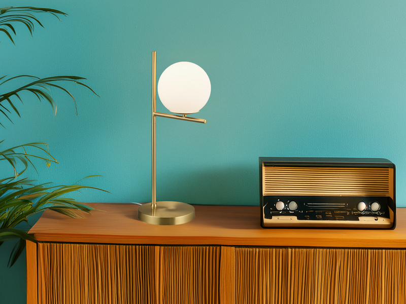 Tischleuchte PURE in Messing matt mit Glaskugel Opal Weiß, Höhe 52cm