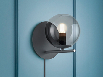LED Wandleuchte mit Schalter, Kabel und Stecker, Rauchglas Kugel, Höhe 21cm