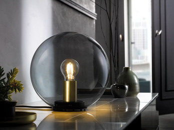 Kleine LED Tischleuchte Rauchglas Schwarz mit Messing - Kugel Ø 25cm