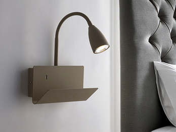 Schwanenhals Leselampe GULP Braun mit Ablage & USB-Ladefunktion, B. 23cm Schwanenhals Leselampe GULP Braun mit Ablage & USB-Ladefunktion, B. 23cm