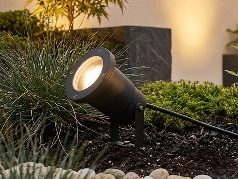 Gartenstrahler mit Erdspieß, 5m Anschlußkabel, Stecker & GU10 LED Ø 9cm