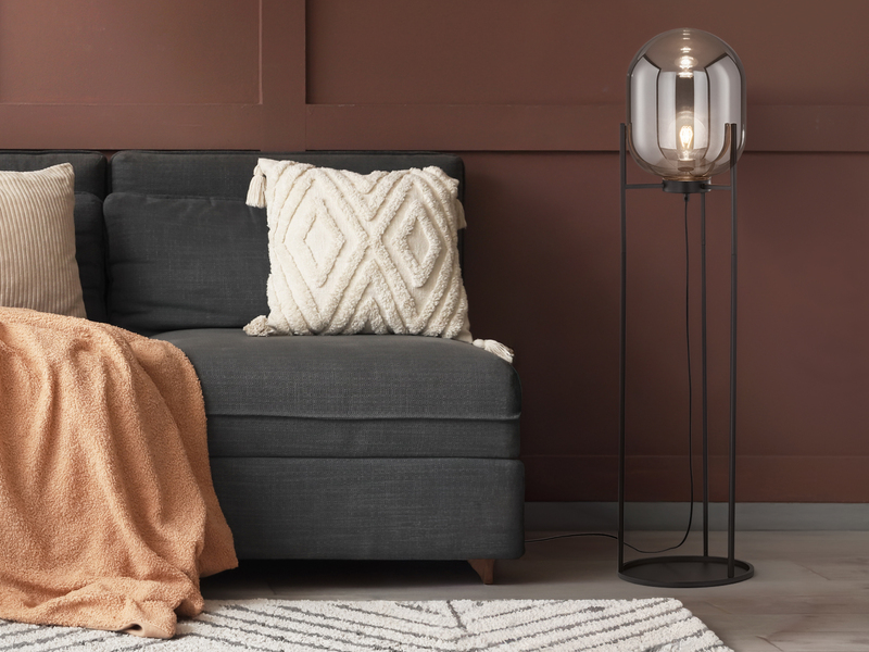 Kleine Stehlampe REGI mit Metallfuß und Rauchglas Glaskugel oval - Höhe 110cm