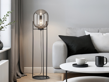 Kleine Stehlampe REGI mit Metallfuß und Rauchglas Glaskugel oval - Höhe 110cm Kleine Stehlampe REGI mit Metallfuß und Rauchglas Glaskugel oval - Höhe 110cm
