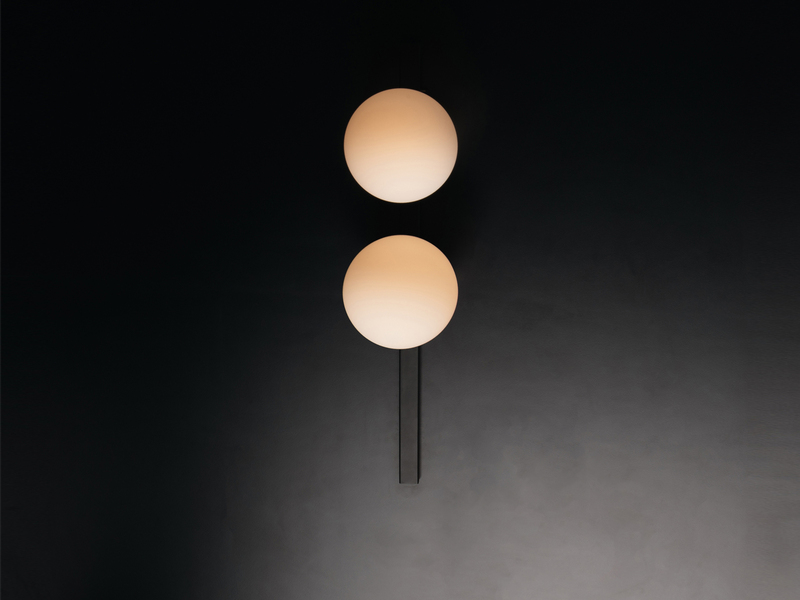 Außergewöhnliche Wandlampe PLUTO mit Glaskugel Weiß, Retro Stil, Höhe 60cm