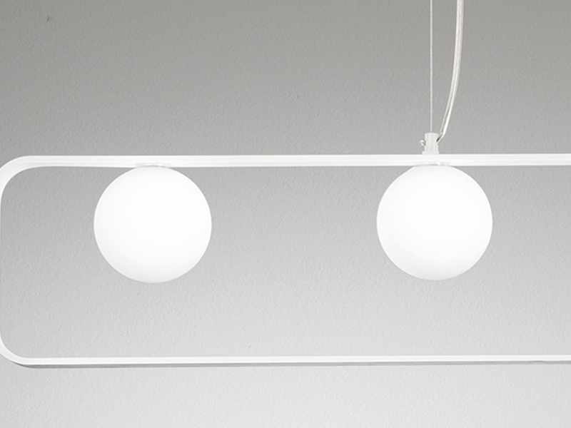 Pendelleuchte ROXY 4-flammig Weiß mit Glaskugeln in Opalweiß, Breite 100cm