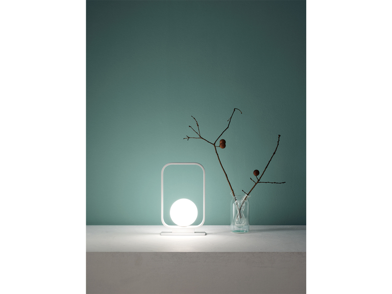 Kleine Tischleuchte ROXY Weiß mit Opal Glaskugel , 26cm hoch, 16cm breit