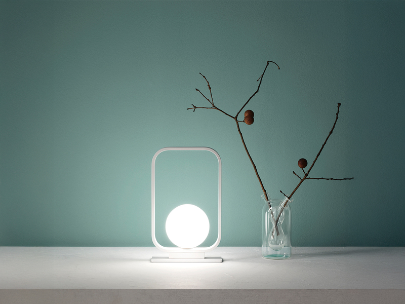 Kleine Tischleuchte ROXY Metall mit Glaskugel Opalweiß, Höhe 26cm