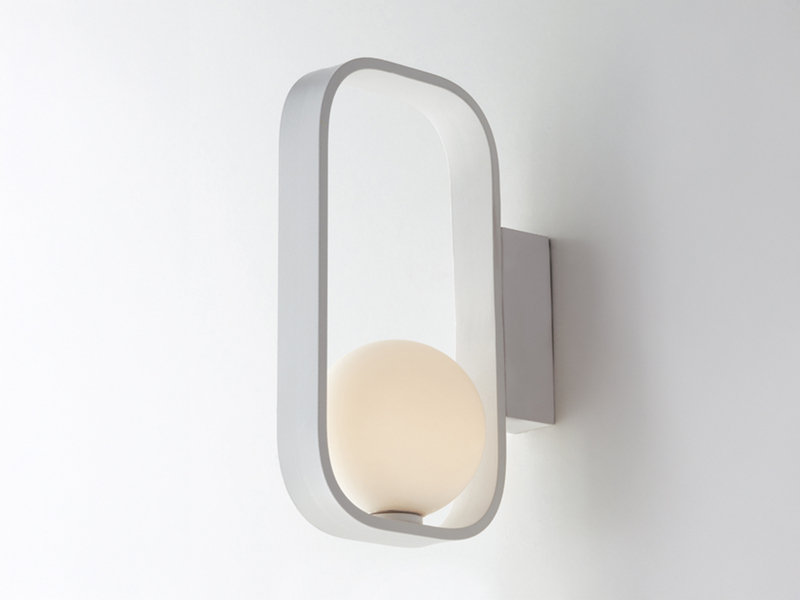 Ausgefallene Wandleuchte ROXY Weiß mit Glaskugel Opalweiß, Höhe 24cm