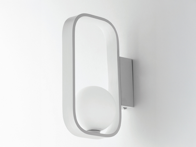 Ausgefallene Wandleuchte ROXY Weiß mit Glaskugel Opalweiß, Höhe 24cm