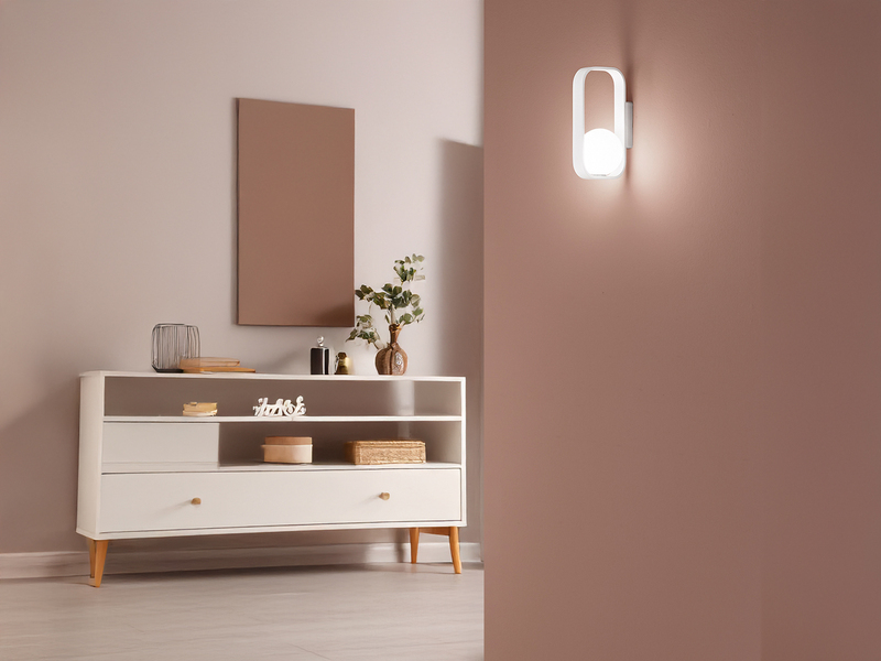 Ausgefallene Wandleuchte ROXY Weiß mit Glaskugel Opalweiß, Höhe 24cm