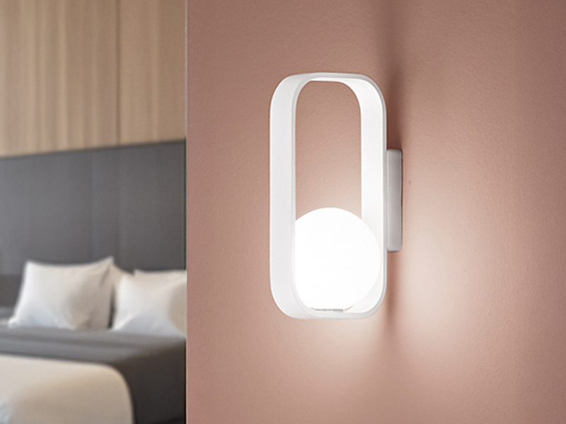 Ausgefallene Wandleuchte ROXY Weiß mit Glaskugel Opalweiß, Höhe 24cm