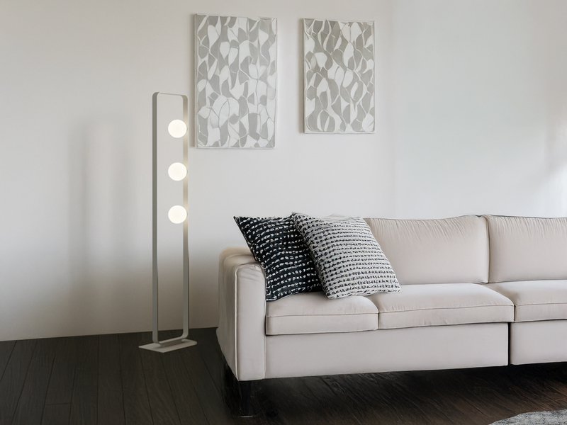 Stehlampe ROXY 3-flammig Weiß mit Glaskugeln in Opalweiß, Höhe 140cm