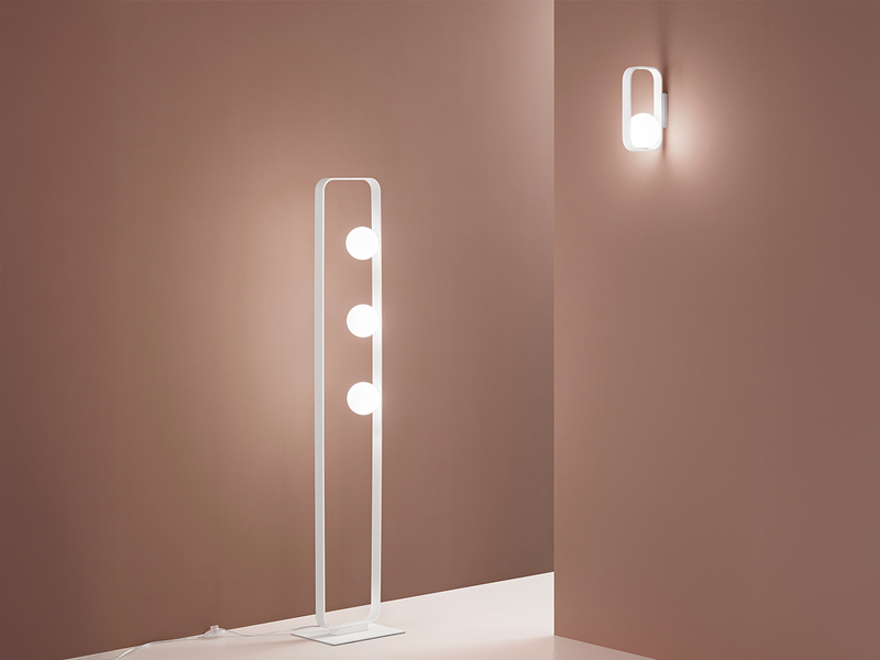 Ausgefallene LED Wandleuchte Weiß mit Glaskugel Opalweiß, Höhe 24cm