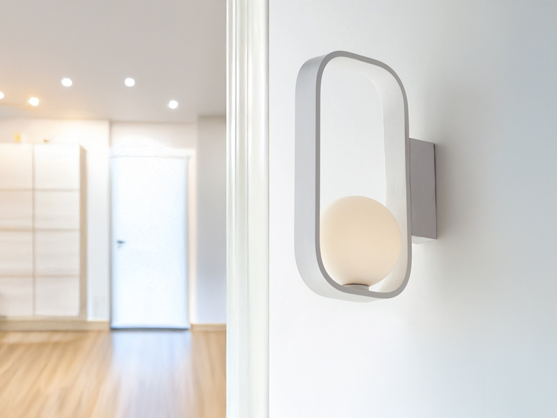 Ausgefallene LED Wandleuchte Weiß mit Glaskugel Opalweiß, Höhe 24cm