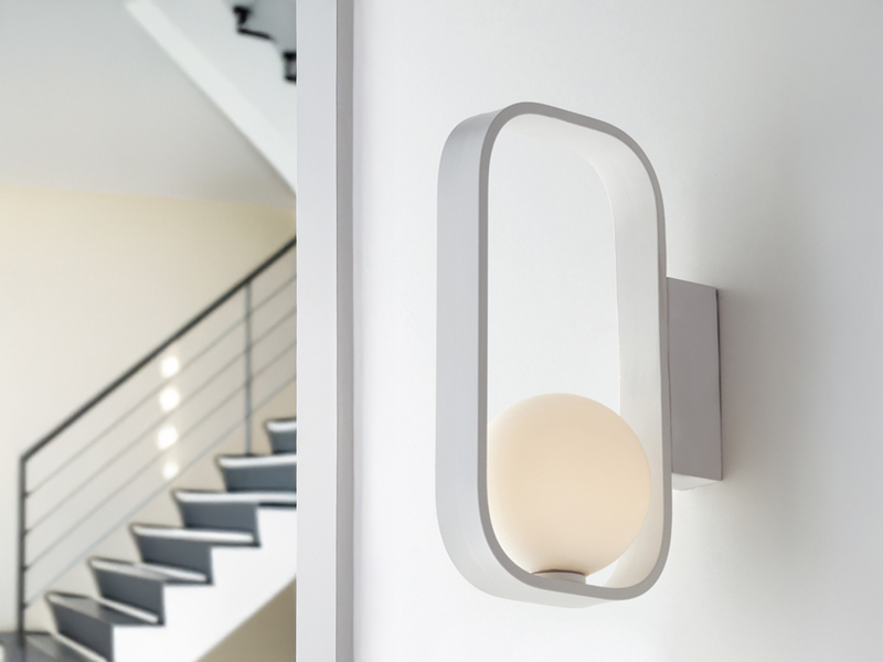 Ausgefallene LED Wandleuchte Weiß mit Glaskugel Opalweiß, Höhe 24cm