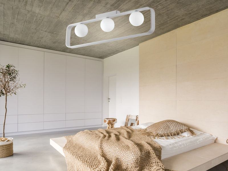 LED Deckenleuchte 3 flammig Metall Weiß & Opal Glaskugeln, 80cm breit