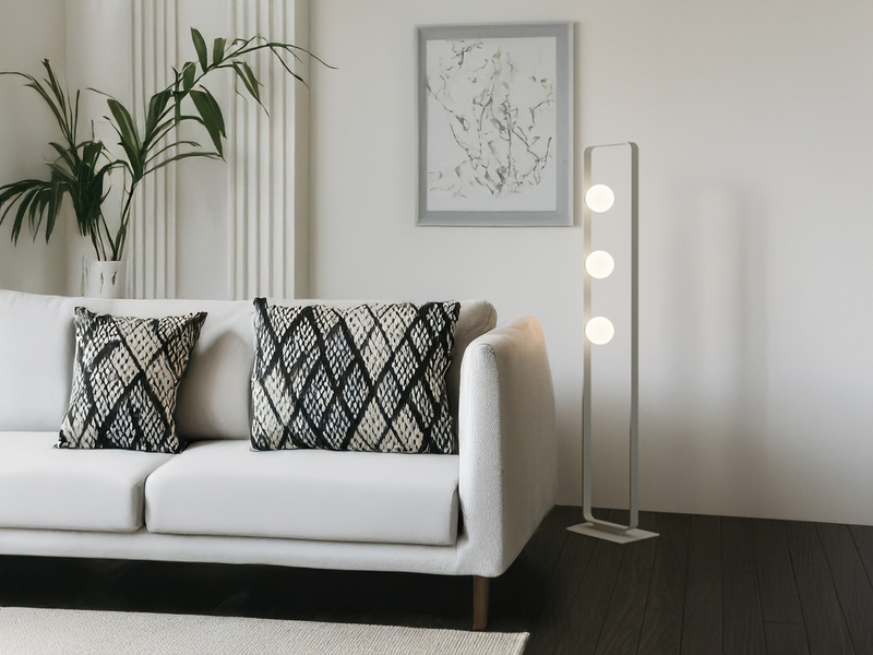 LED Stehleuchte 3-flammig Weiß mit Glaskugeln Opalweiß, Höhe 140cm