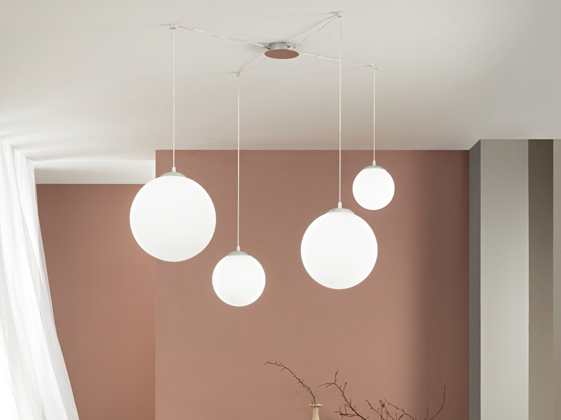 Pendelleuchte CITY 4 flammig mit Glaskugeln Opalweiß, Abhängung bis 250cm