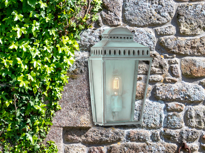 Außenwandleuchte MANSION HOUSE im Landhausstil mit Patina Höhe 37,5cm