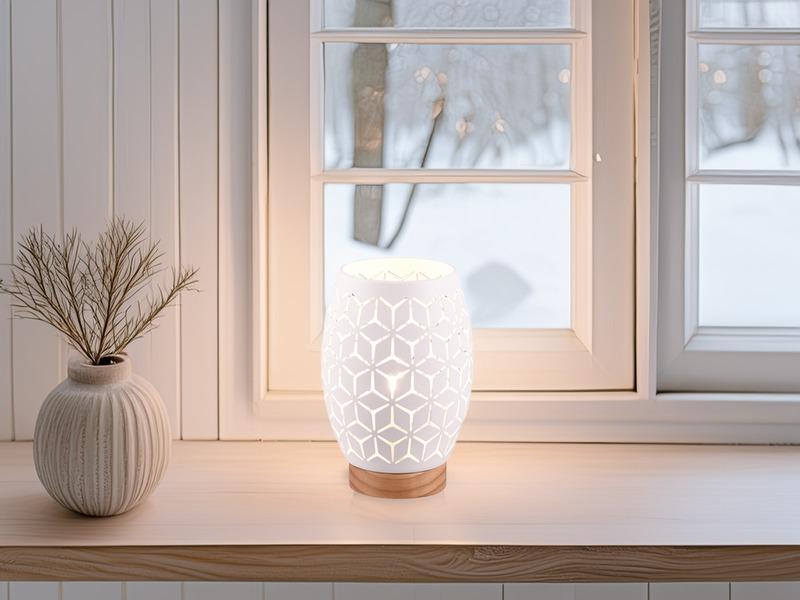 Kleine Tischlampe BIDAR Metall Weiß mit Dekorstanzung & Holzfuß, Höhe 21cm