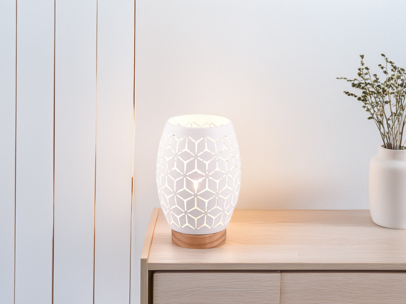 Kleine Tischlampe BIDAR Metall Weiß mit Dekorstanzung & Holzfuß, Höhe 21cm