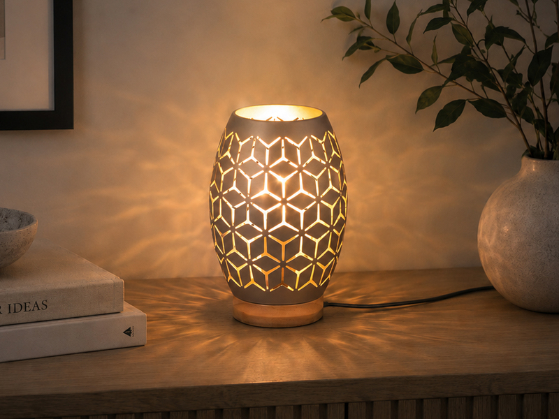 Kleine Tischlampe BIDAR Metall Coffee mit Dekorstanzung & Holzfuß, Höhe 21cm