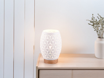 Kleine Tischlampe Metall Weiß mit Dekorstanzung, Holzfuß & E27 LED, Höhe 21cm