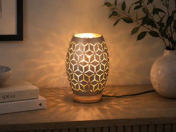 Kleine Tischlampe Metall Coffee mit Dekorstanzung, Holzfuß & E27 LED, Höhe 21cm