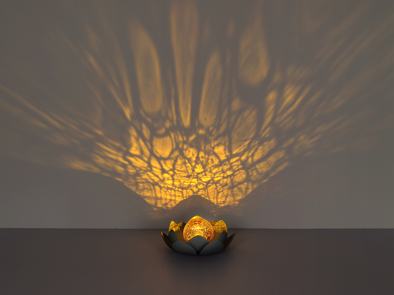 LED Deko Solarleuchte Seerose mit Cracklekugel, Grau Ø25cm