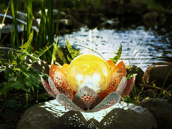 LED Deko Solarleuchte Seerose mit Crackleglas Kugel, Grün-Gold, Ø22cm