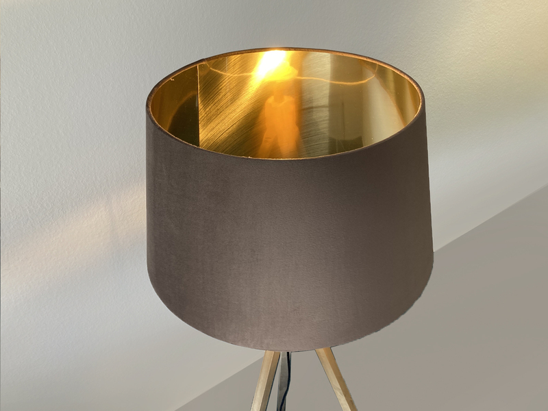 Stehlampe mit Dreibein aus Holz, Samtschirm Braun Gold, Höhe 157cm