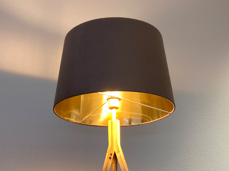 Stehlampe mit Dreibein aus Holz, Samtschirm Braun Gold, Höhe 157cm