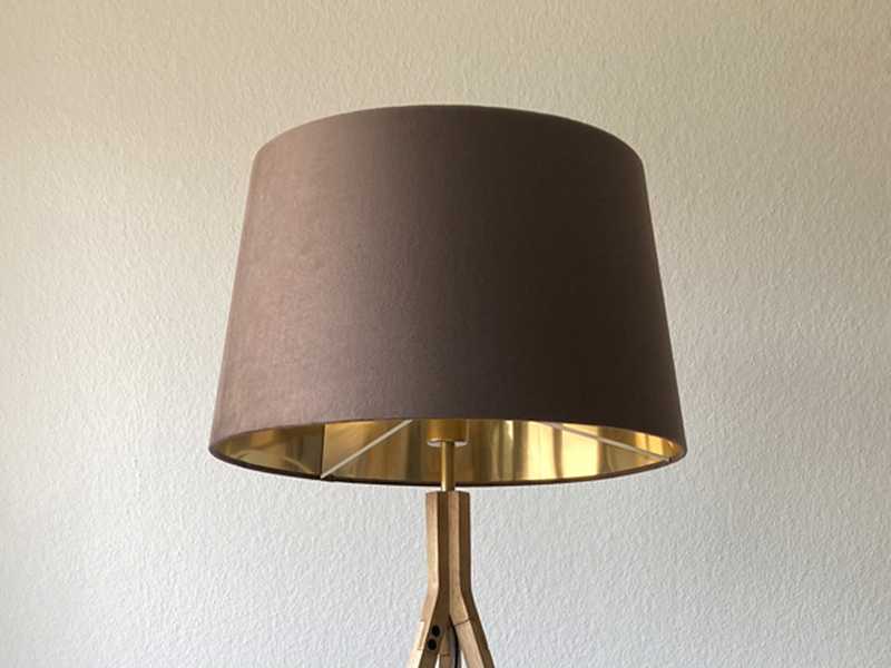 Stehlampe mit Dreibein aus Holz, Samtschirm Braun Gold, Höhe 157cm