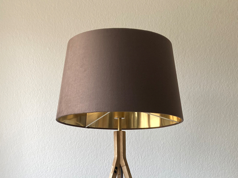 Stehlampe mit Holz Dreibein & E27 Samt Lampenschirm Braun Gold, Höhe 157cm