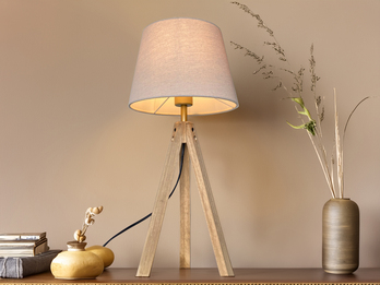 Große Tischlampe mit Holz Dreibein & E27 Leinen Lampenschirm Beige, Höhe 55cm Große Tischlampe mit Holz Dreibein & E27 Leinen Lampenschirm Beige, Höhe 55cm
