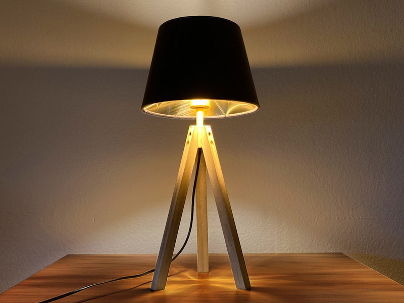 Große Tischlampe mit Dreibein aus Holz, Samtschirm Braun Gold, Höhe 55cm