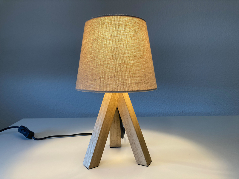 Kleine Tischlampe mit Dreibein aus Holz, Stoffschirm Creme Weiß, Höhe 27cm