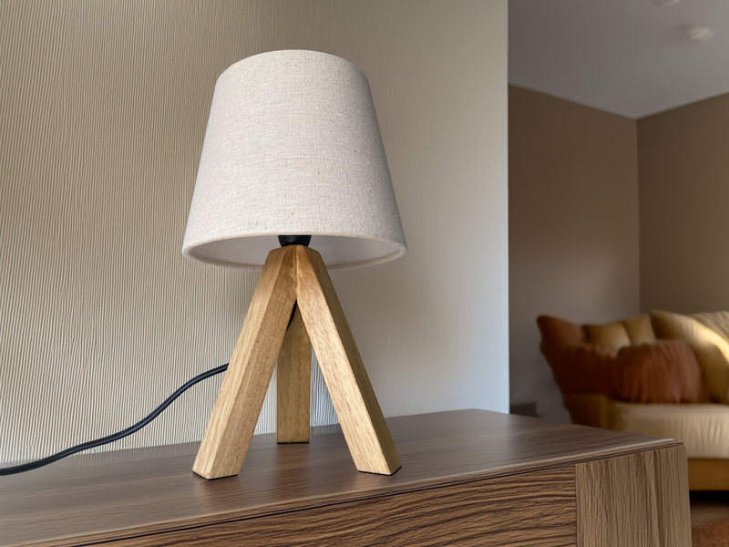 Kleine Tischlampe mit Dreibein aus Holz, Stoffschirm Creme Weiß, Höhe 27cm